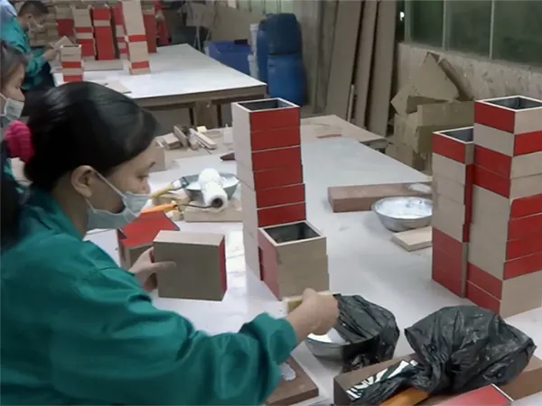 Custom packaging: Decorative wood box