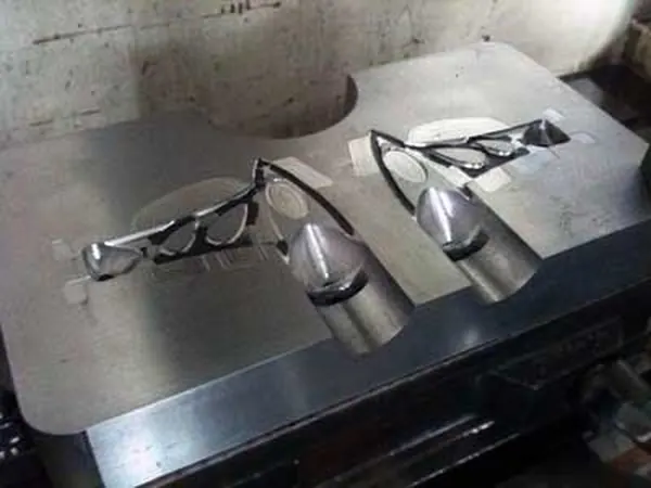 Diecast tooling: Mold cavity