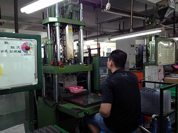 Injection molding: Vertical injection
